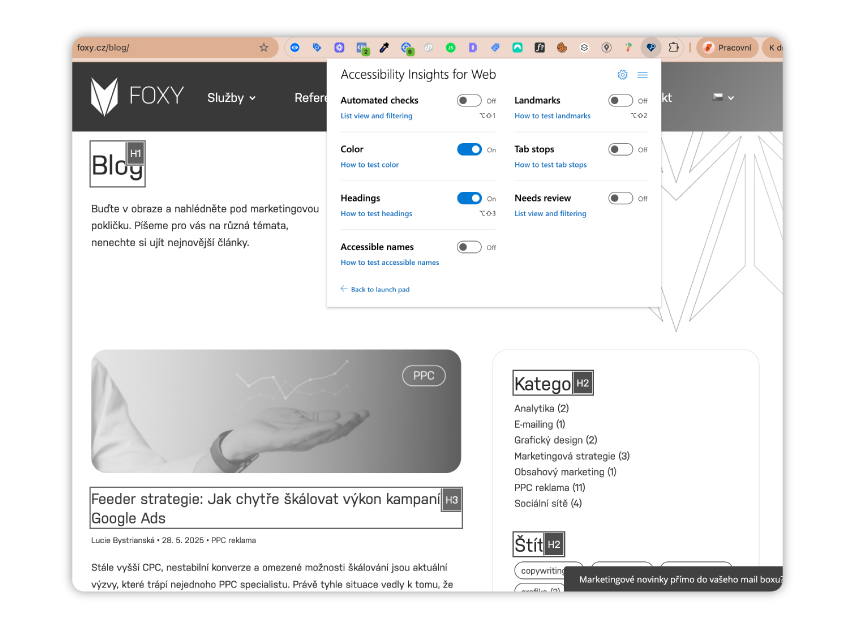 Snímek webu FOXY s aktivovaným nástrojem Accessibility Insights for Web. Zobrazuje kontrolní panel s testy přístupnosti (barvy, nadpisy, tabulátory) a blogový článek s označenými HTML nadpisy. Ilustrace použití nástroje pro zajištění přístupného designu.