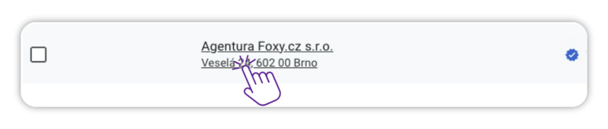 Výběrové pole vedle záznamu s názvem „Agentura Foxy.cz s.r.o.“ a adresou „Veselá 14, 602 00 Brno“, na kterou ukazuje kreslený kurzor ve tvaru fialové ruky.