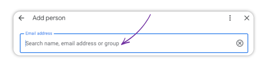 Obrazovka pro přidání osoby do firemního profilu Google s vyhledávacím polem označeným „Email address“ a textem „Search name, email address or group“, doplněná fialovou šipkou směřující dovnitř pole.