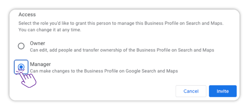 Nabídka výběru role pro správu firemního profilu Google, s možnostmi „Owner“ a „Manager“. Fialový kurzor ve tvaru ruky vybírá roli „Manager“, která umožňuje provádět změny ve firemním profilu na Google Vyhledávání a Mapách. Vpravo dole jsou tlačítka „Cancel“ a „Invite“.